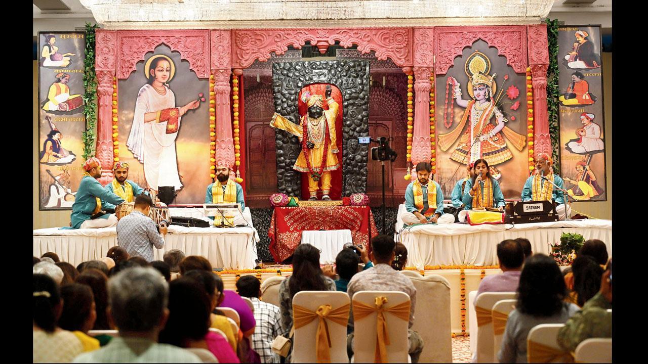 ઘરના લગ્નપ્રસંગે મુંબઈમાં નાથદ્વારા ઊભું કરીને ભવ્ય સત્સંગ કરાવ્યો આ પરિવારે