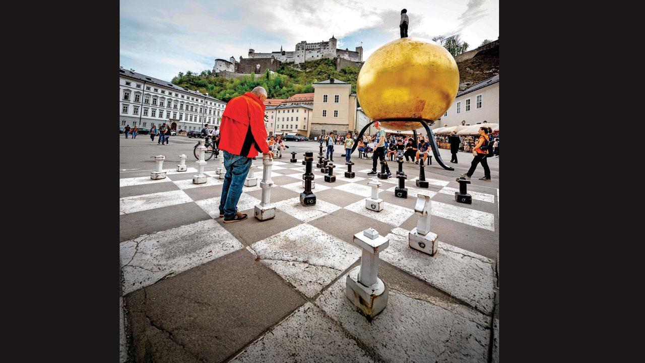 વર્લ્ડ હેરિટેજ દિવસે શહેરમાં ઠેર-ઠેર રસ્તાઓ પર જાયન્ટ ચેસ-બોર્ડ દોરીને મસમોટાં પ્યાદાંઓ સાથે ચેસ રમતા લોકો જોવા મળ્યા હતા.