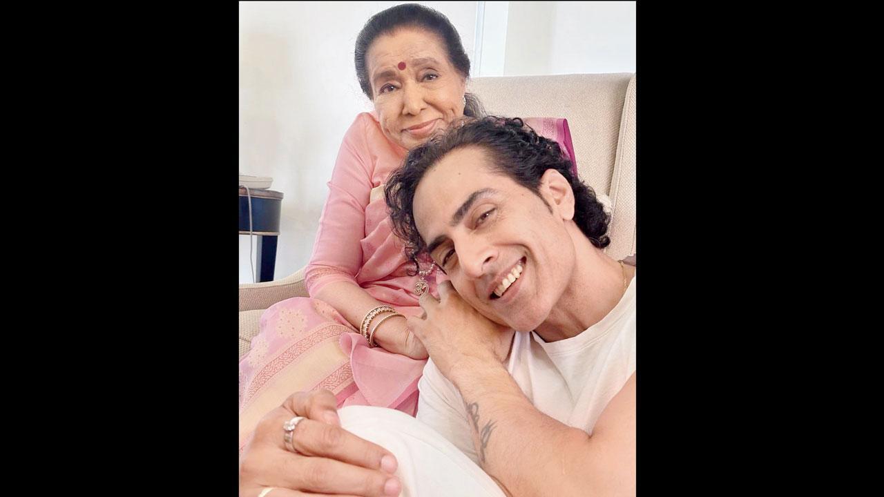  સુધાંશુ પાંડે અને આશા ભોસલે 