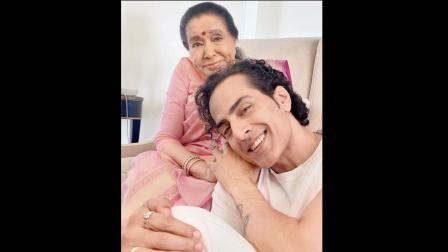  સુધાંશુ પાંડે અને આશા ભોસલે 
