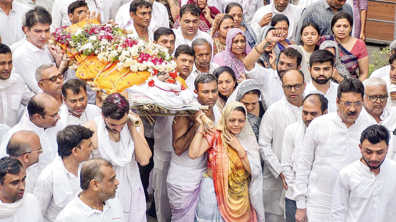 શૈલેશ કળથિયાની સ્મશાનયાત્રામાં પત્ની શીતલે પણ કાંધ આપી હતી. 