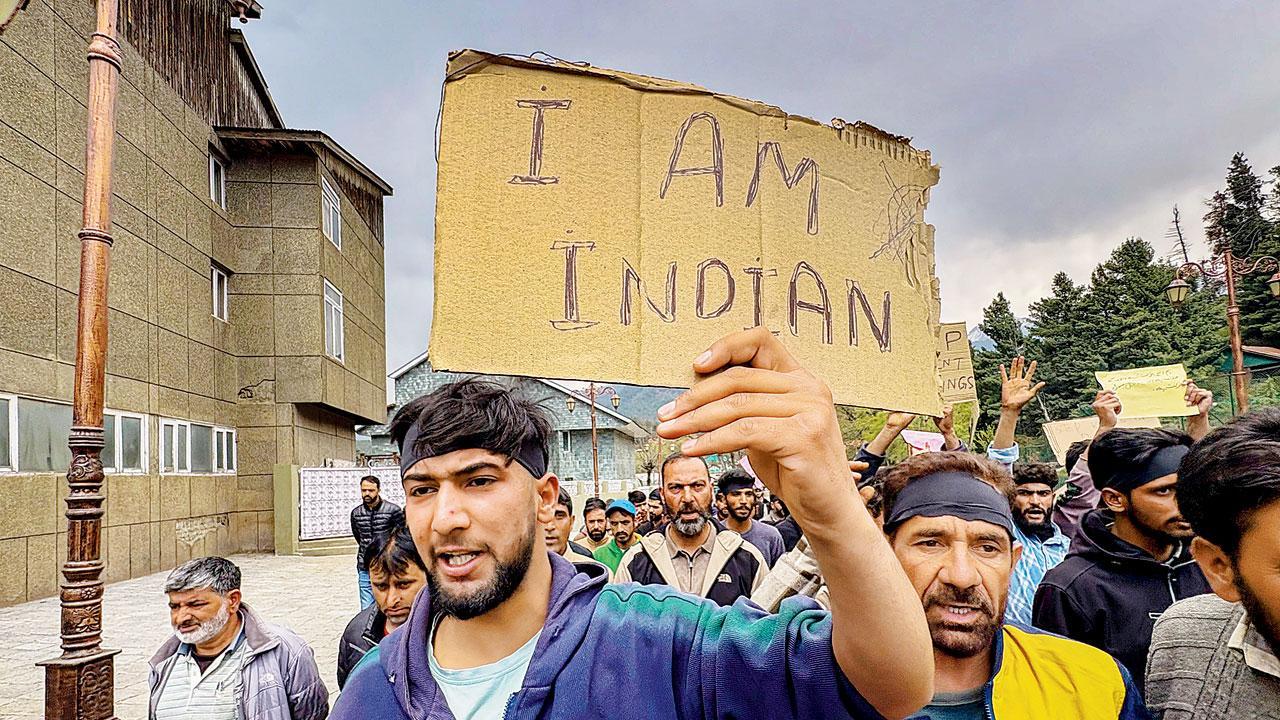 આતંકવાદી અટૅકનો વિરોધ કરતા પહલગામ ટૅક્સી ઓનર્સ અસોસિએશનના સભ્યો.