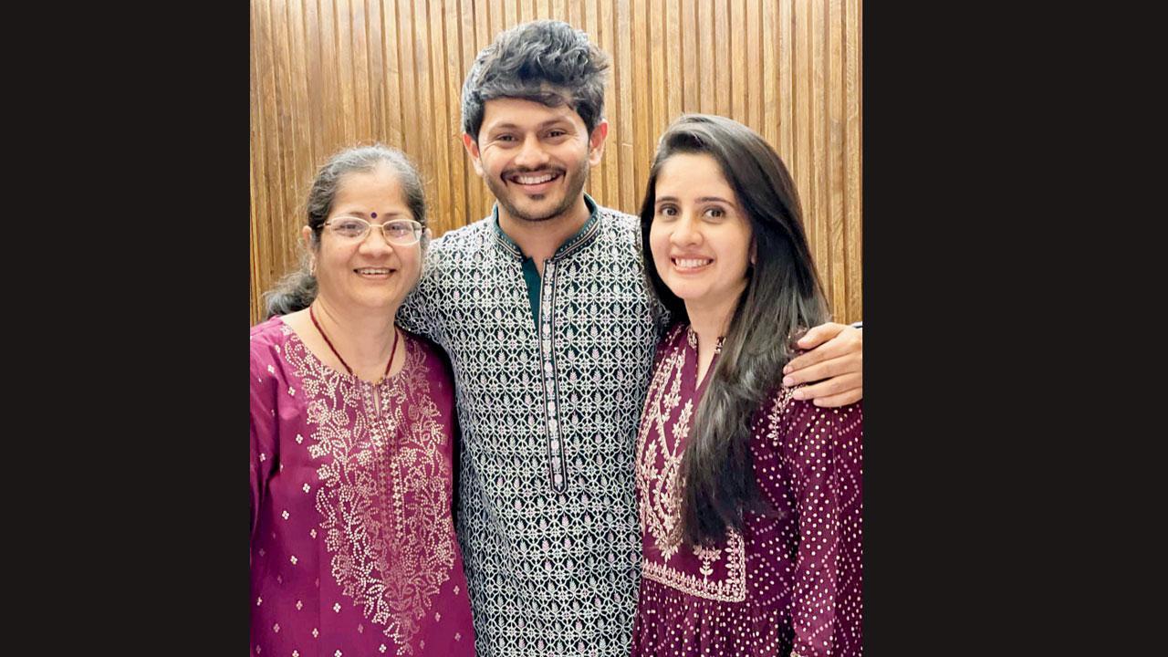 મમ્મી અને પત્ની સાથે અક્ષત પરીખ.