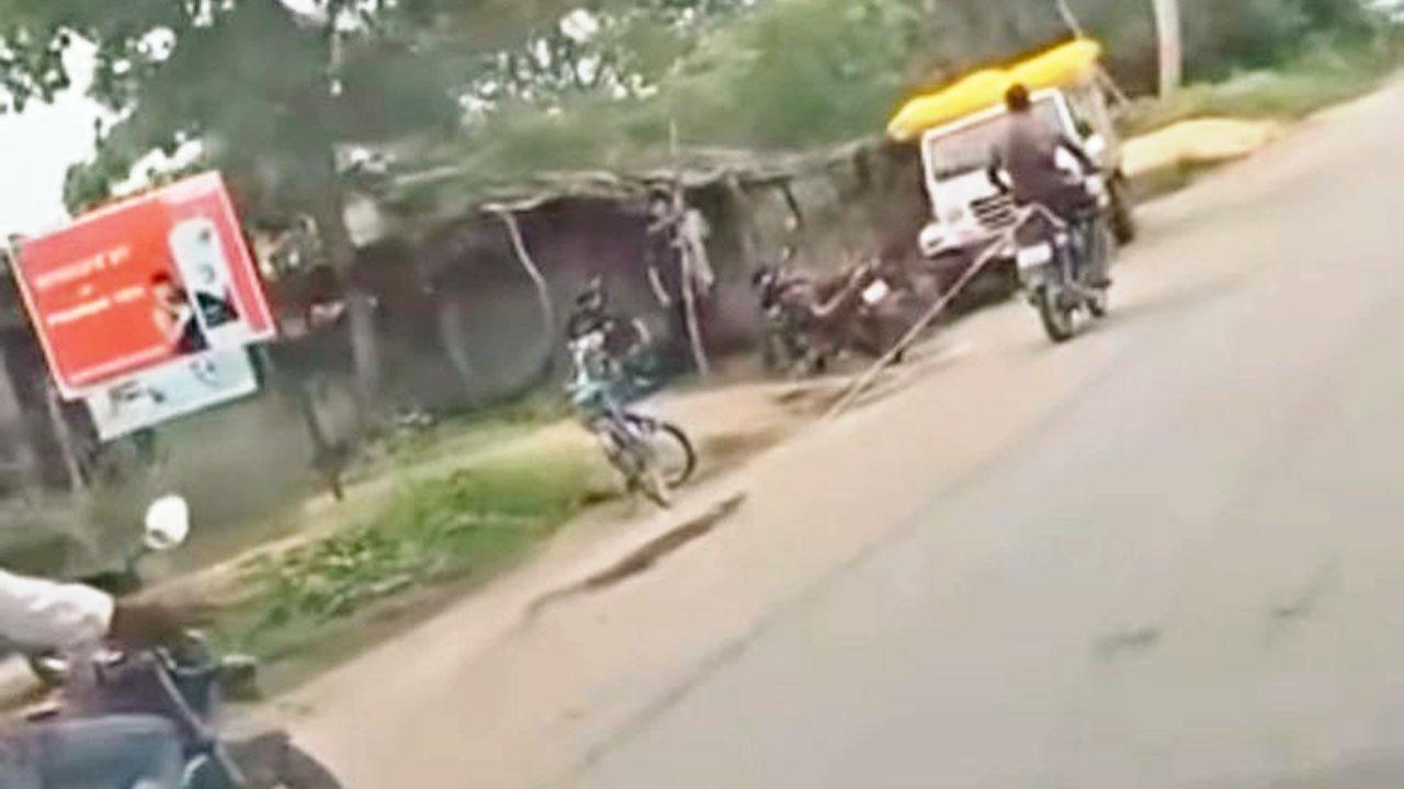 અજગરને રસ્સીથી બાંધીને બાઇક પર કેટલાય કિલોમીટર સુધી ઢસડ્યો, વિડિયો જોઈને પ્રાણીપ્રેમીઓ ભડક્યા