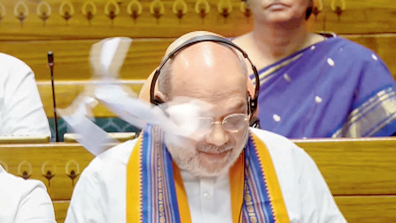 વિપક્ષોએ ફાડેલા બિલના ટુકડા અમિત શાહ સામે ઊડતા હતા.