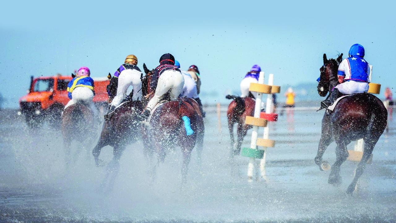 દરિયાની રેતીમાં ઘોડાની રેસ