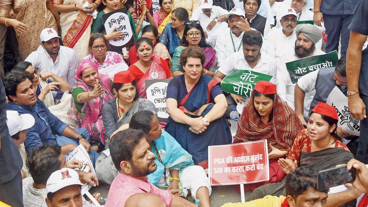 બિહારમાં મતદારયાદી સુધારણાના વિરોધમાં રાહુલ ગાંધી, પ્રિયંકા ગાંધી સહિતના વિપક્ષી સંસદસભ્યોએ ગઈ કાલે સંસદભવનથી ચૂંટણીપંચના મુખ્યાલય સુધી કૂચ કાઢી હતી. જોકે પોલીસે તેમને અધવચ્ચે જ અટકાવી દીધા હતા.