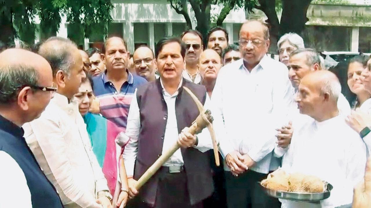 ગઈ કાલે નૅશનલ પાર્કમાં ચબૂતરાનું ભૂમિપૂજન કરતા મંગલ પ્રભાત લોઢા અને ગોપાલ શેટ્ટી