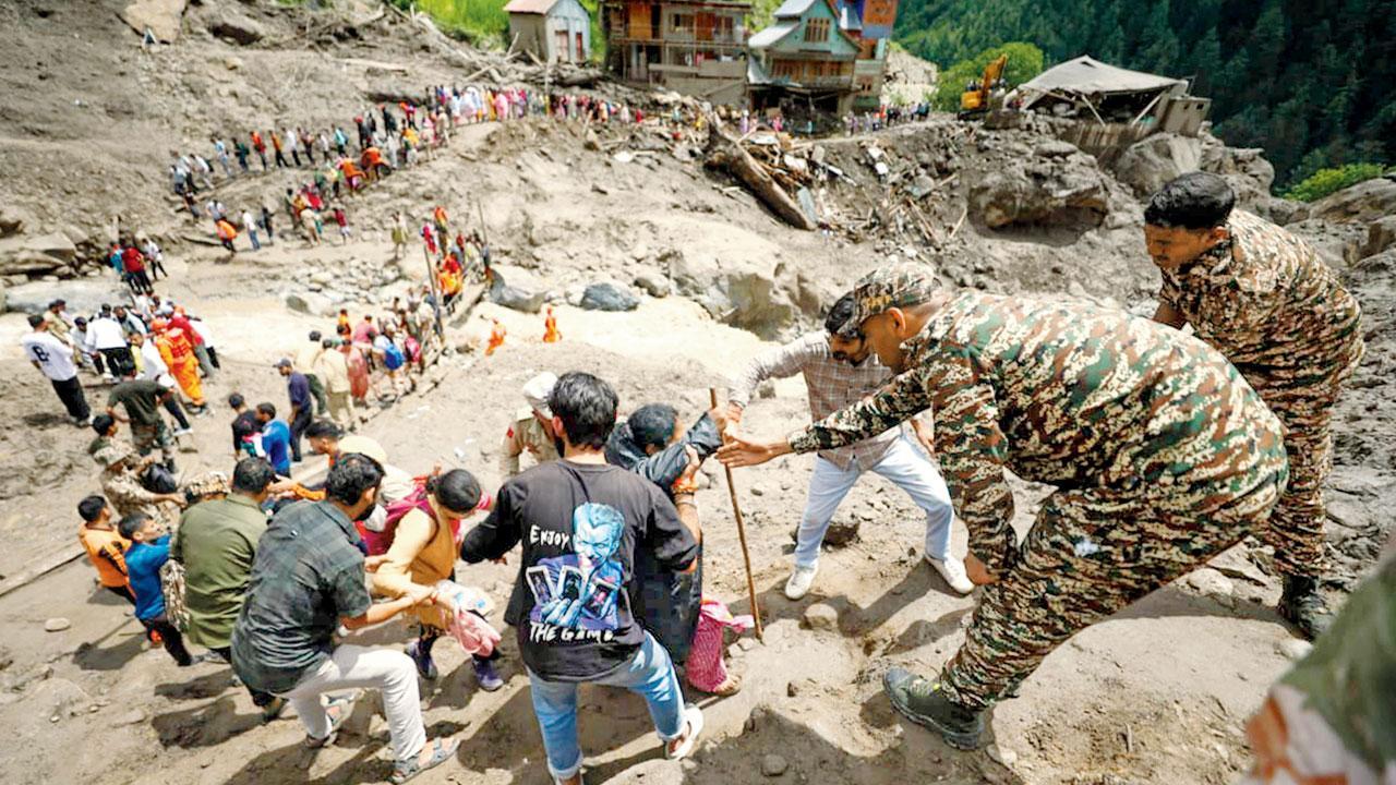 કિશ્તવાડમાં વાદળ ફાટ્યા પછી સતત ૨૪ કલાકથી બચાવ કામગીરી ચાલી રહી છે