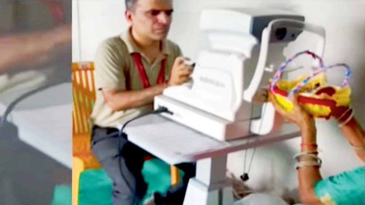 ગામના આઇ ચેક-અપ કૅમ્પમાં મહિલાએે લડ્ડુ ગોપાલની આંખોની ટેસ્ટ કરાવી