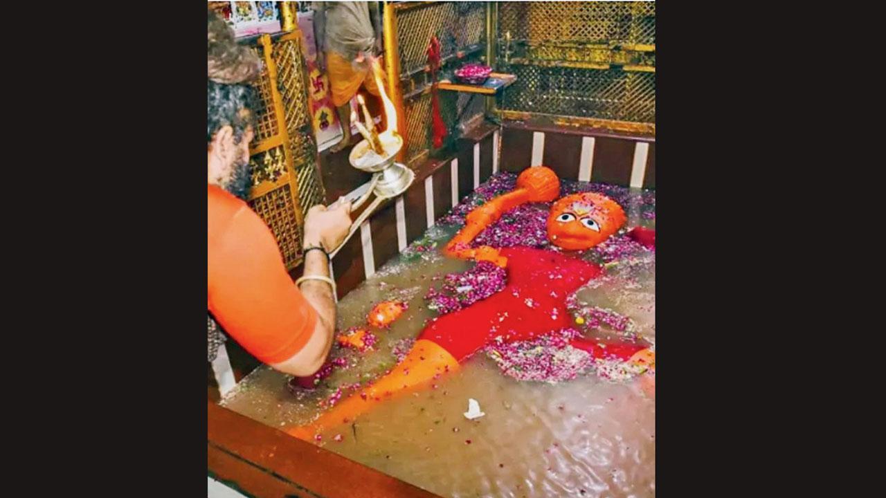 પ્રયાગરાજમાં લેટે હનુમાનનું મંદિર જળમગ્ન થઈ ગયું છે.