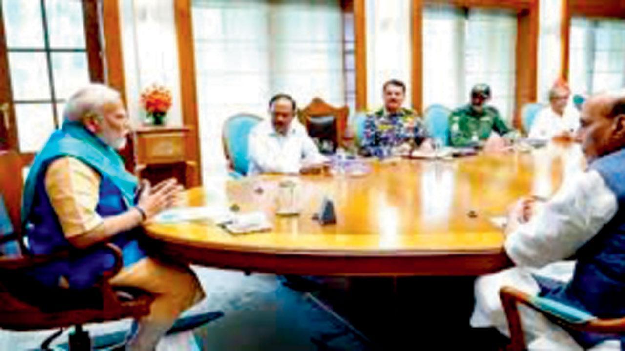 રાષ્ટ્રીય સુરક્ષા બેઠકમાં વડા પ્રધાન નરેન્દ્ર મોદી, સંરક્ષણપ્રધાન રાજનાથ સિંહ, નૅશનલ સિક્યૉરિટી ઍડ્વાઇઝર અજિત ડોભાલ અને ચીફ ઑફ ડિફેન્સ સ્ટાફ જનરલ અનિલ ચૌહાણ હાજર હતા.