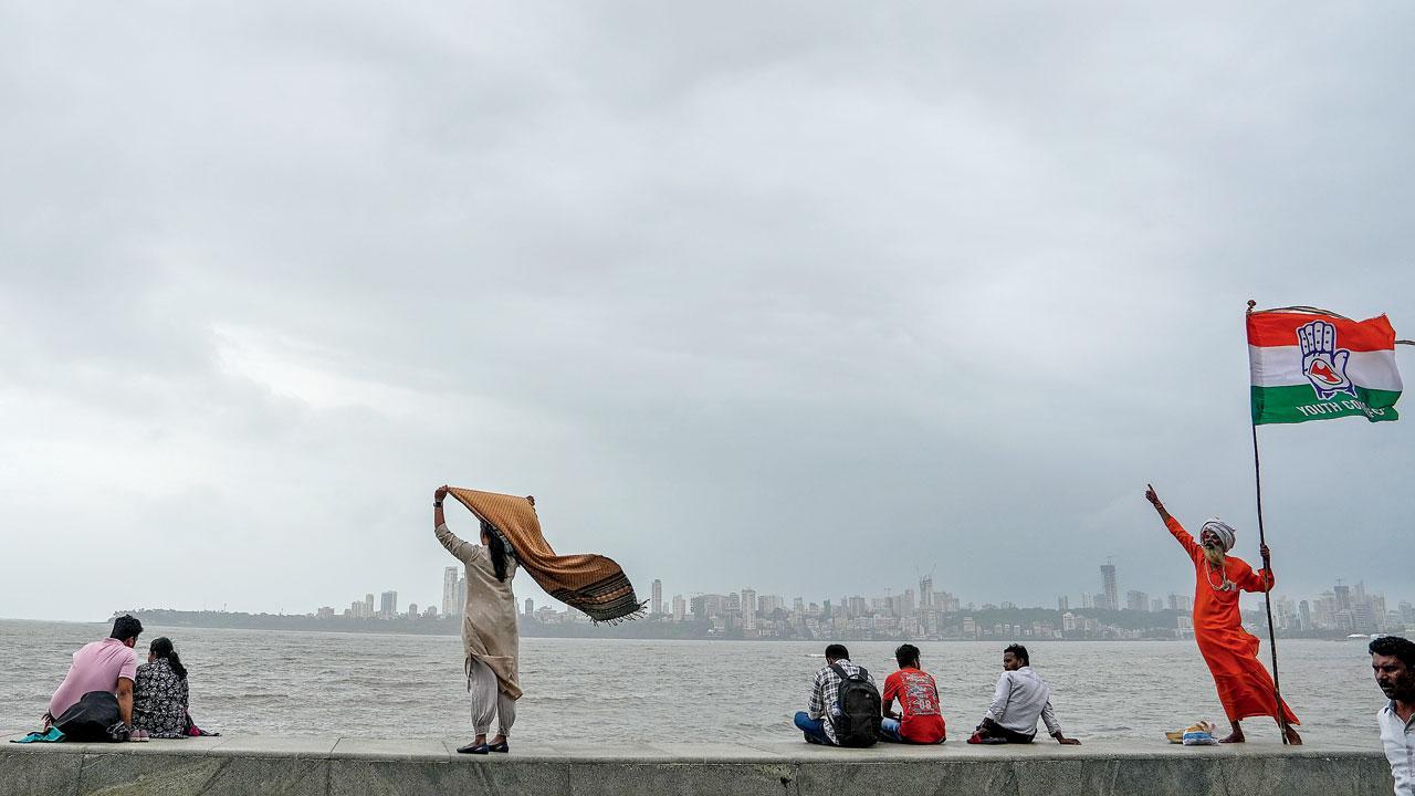 ગઈ કાલે મુંબઈના દરિયાકિનારે વરસાદી મોસમની મજા માણતા લોકો.