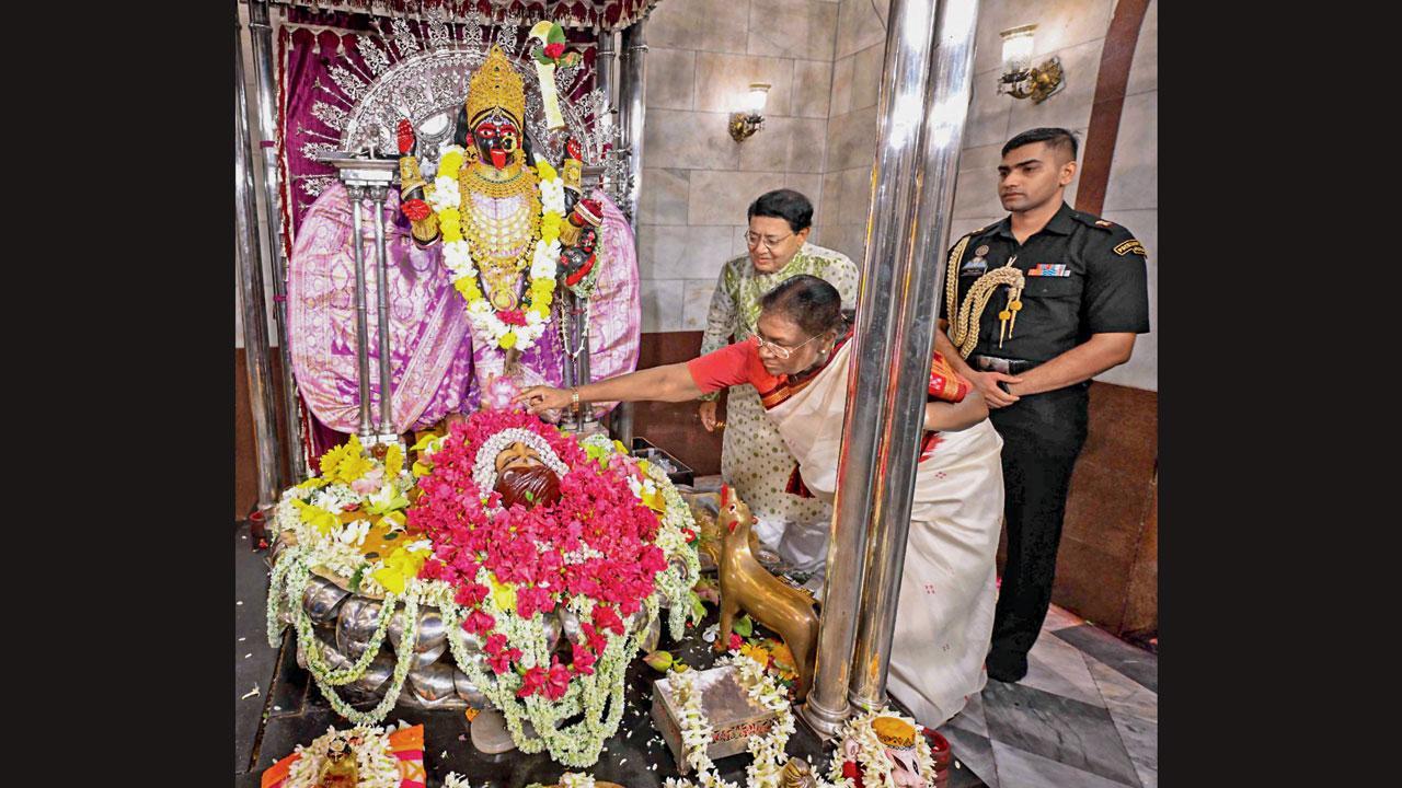 રાષ્ટ્રપતિ દક્ષિણેશ્વર માં કાલીના શરણે