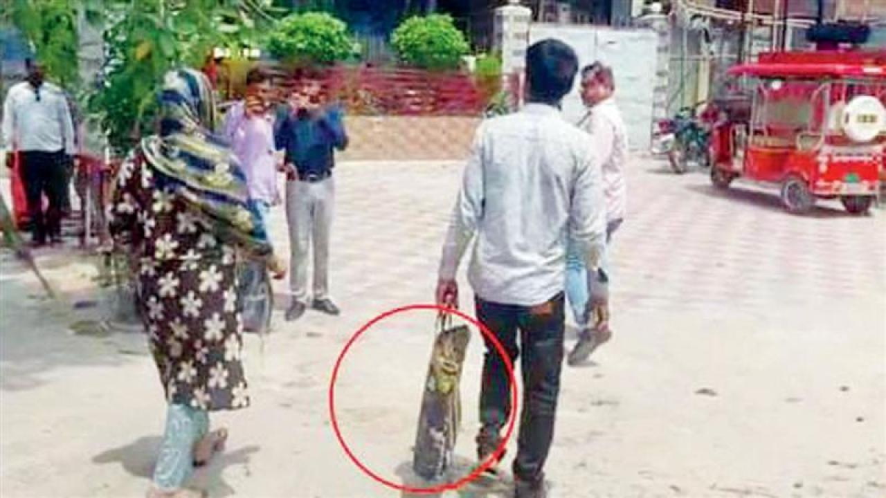 વિપિન ગુપ્તા પોતાના નવજાત પુત્રના મૃતદેહને બૅગમાં લઈને DMની ઑફિસમાં પહોંચ્યો હતો