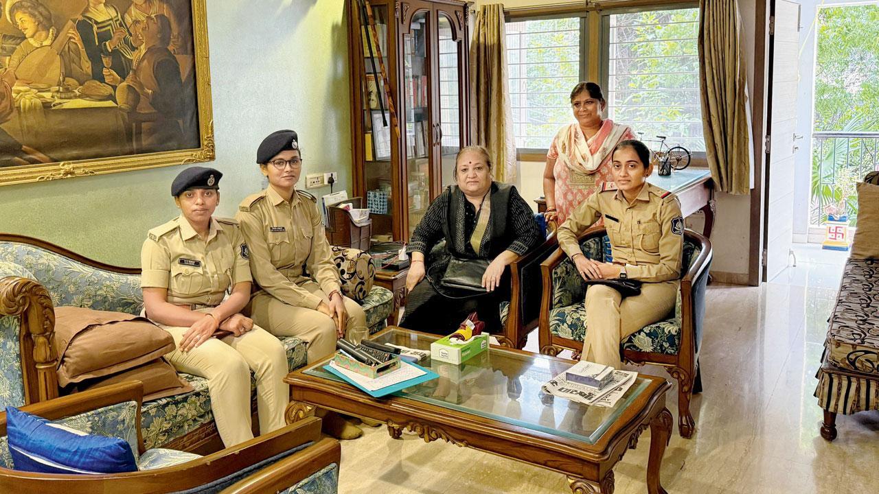 અમદાવાદના કૉન્ગ્રેસના આગેવાનો અને કાર્યકરોની પોલીસે અટકાયત કરી હતી, તો કેટલાકને નજરકેદ કર્યા હતા.