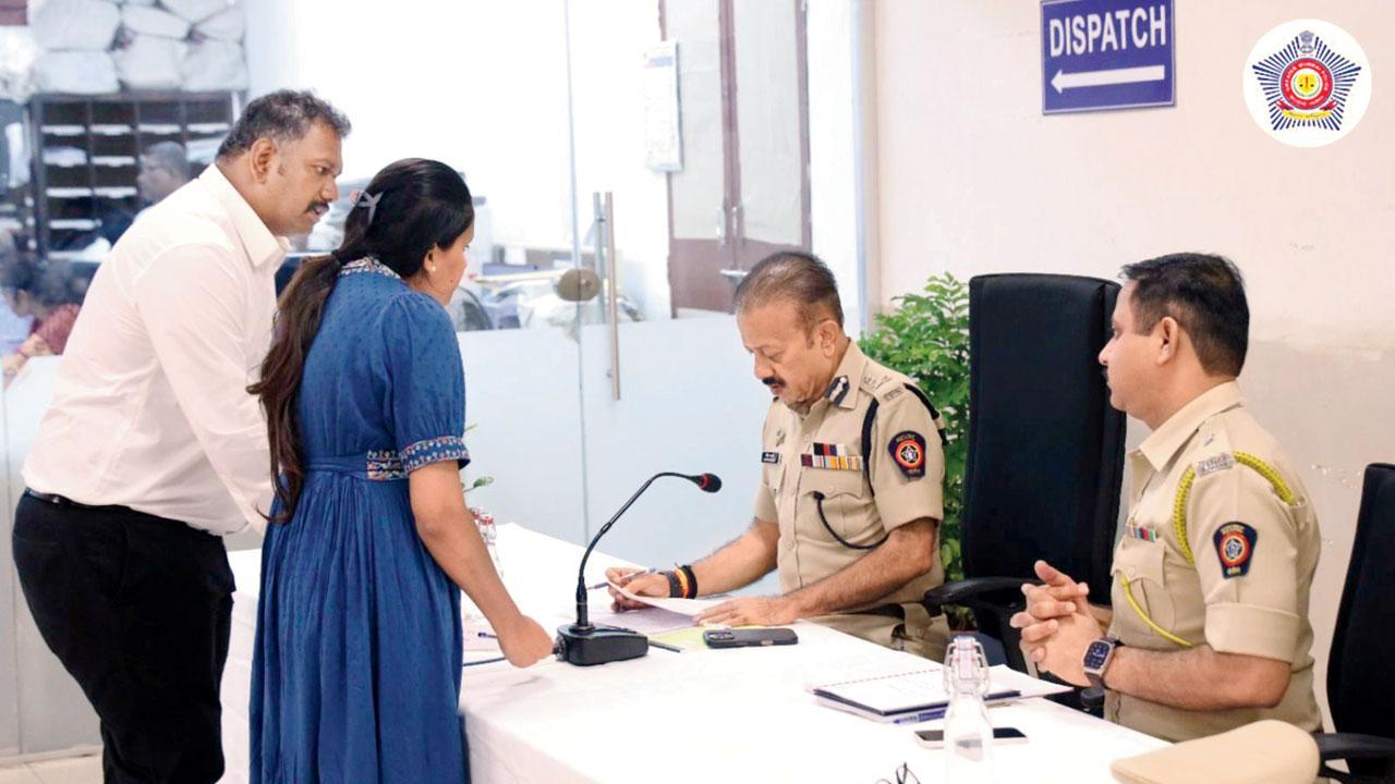 મુંબઈ પોલીસના હેડક્વૉર્ટરમાં મંગળવારે યોજાયેલો જનતા દરબાર.