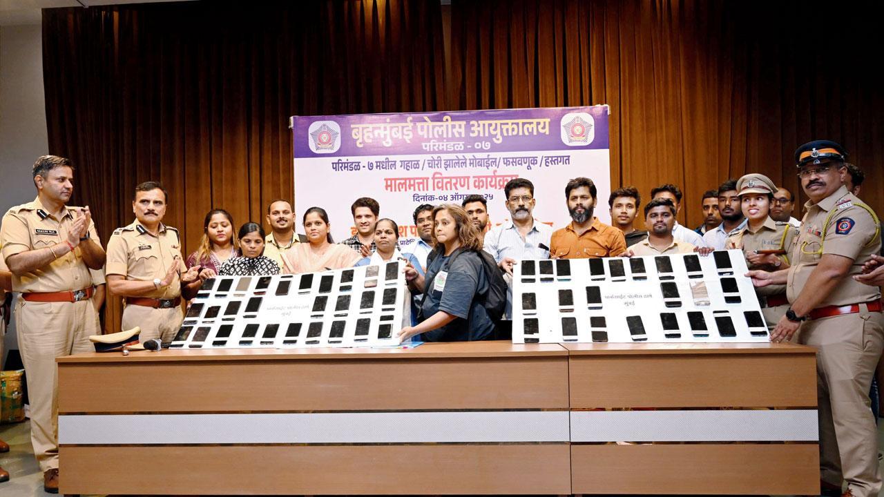 મુલુંડની એમસીસી કૉલેજમાં યોજાયેલા કાર્યક્રમમાં નાગરિકોને તેમની માલમતા પાછી સોંપવામાં આવી હતી.