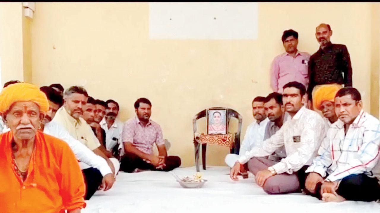 પુત્રીના કૃત્યથી દુખી પિતાએ તેના મૃત્યુની શોકપત્રિકા પણ પ્રકાશિત કરી હતી.