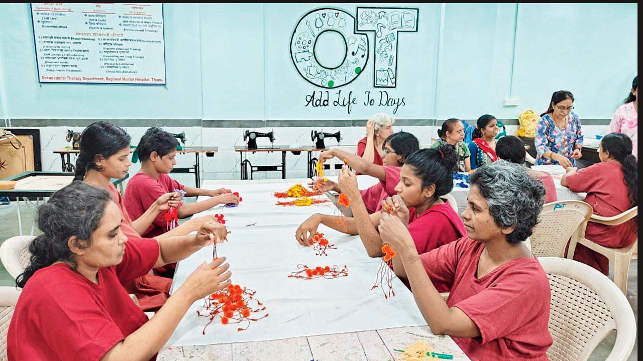 થાણેની મનોચિકિત્સા હૉસ્પિટલના દરદીઓએ તૈયાર કરેલી રાખડીઓ.