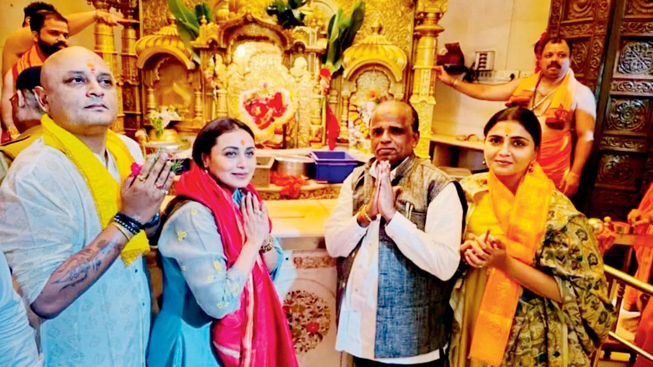 રાનીએ ટ્રેડિશનલ કપડાં પહેર્યાં છે