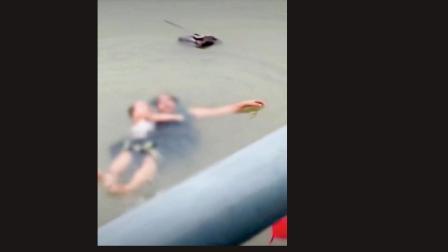 સાબરમતી રિવરફ્રન્ટમાં તરતા મમ્મીના મૃતદેહ પર નાની દીકરીને જોઈને લોકો સ્તબ્ધ