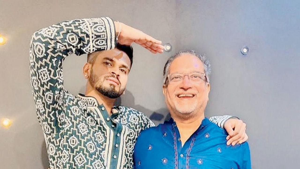 શ્રેયસ ઐયર તેના પપ્પા સંતોષ ઐયર