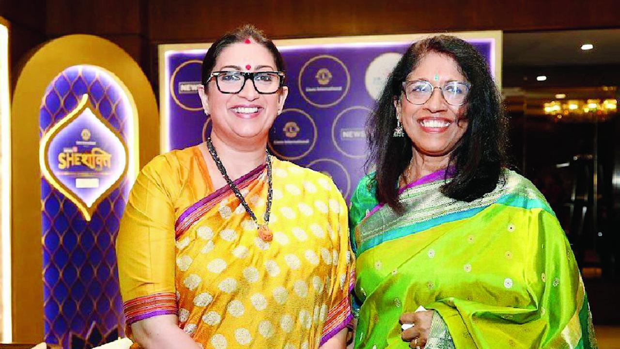 ઍક્ટ્રેસ અને પૉલિટિશ્યન સ્મૃતિ ઈરાનીએ શનિવારે લોકપ્રિય ગાયિકા કવિતા કૃષ્ણમૂર્તિ સાથે મુલાકાત કરી.