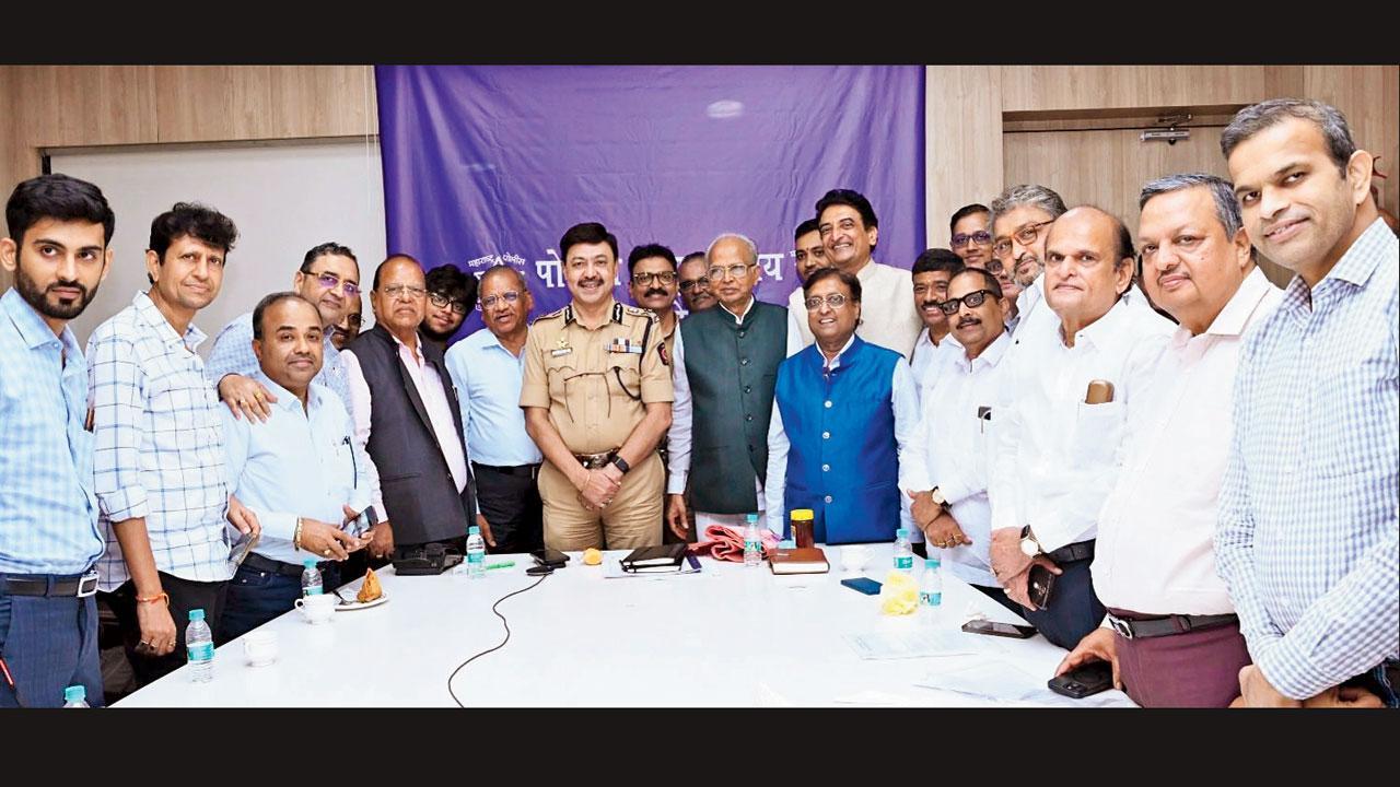 થાણે જિલ્લાના વેપારીઓએ પોલીસ-કમિશનરની મુલાકાત લીધી હતી અને તેમને પોતાની ફરિયાદો જણાવી હતી.