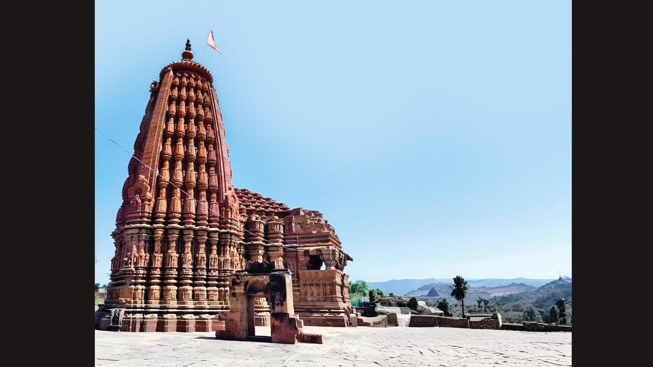 શિવાલયના શિખરે આ મનુષ્ય કાં બેઠો હશે?