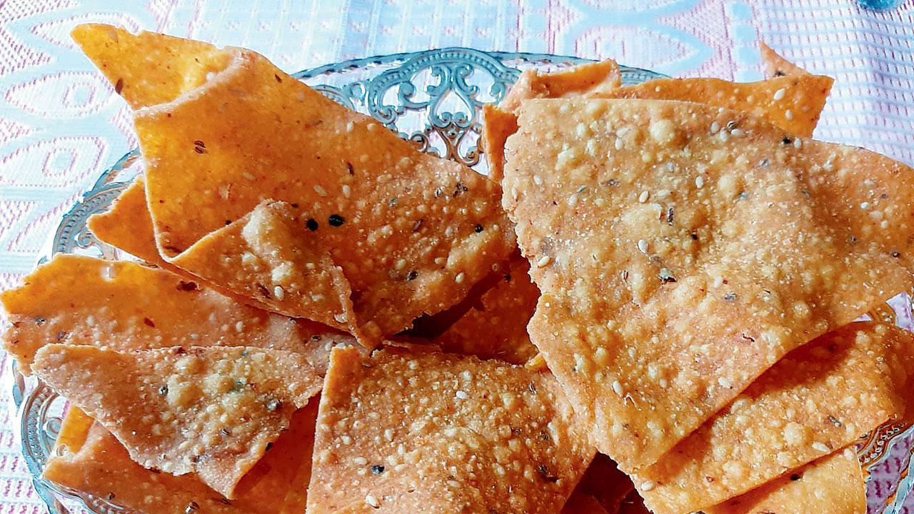 મગની દાળના આટાના ત્રિકોણિયા શક્કરપારા