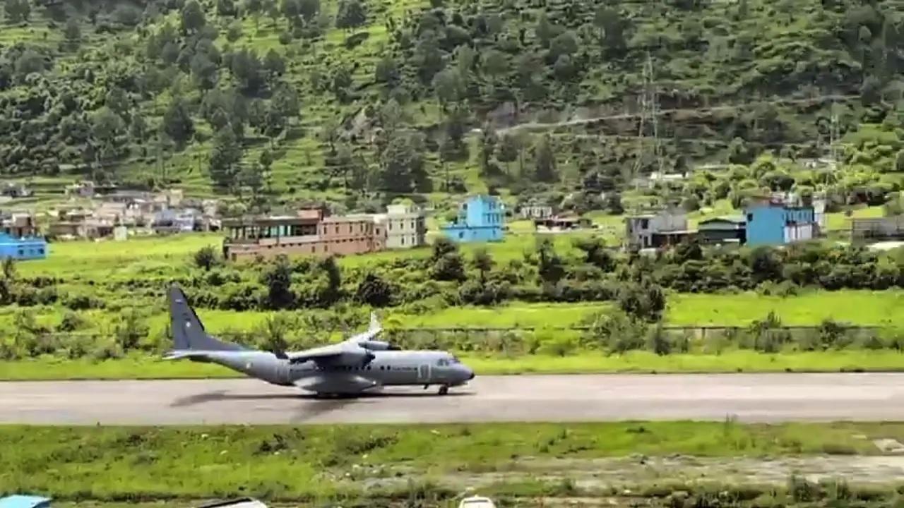 Uttarkashi Floods: પરિવહન વિમાન S295 રાહત સામગ્રી સાથે ધારસુ પહોંચ્યું, જુઓ