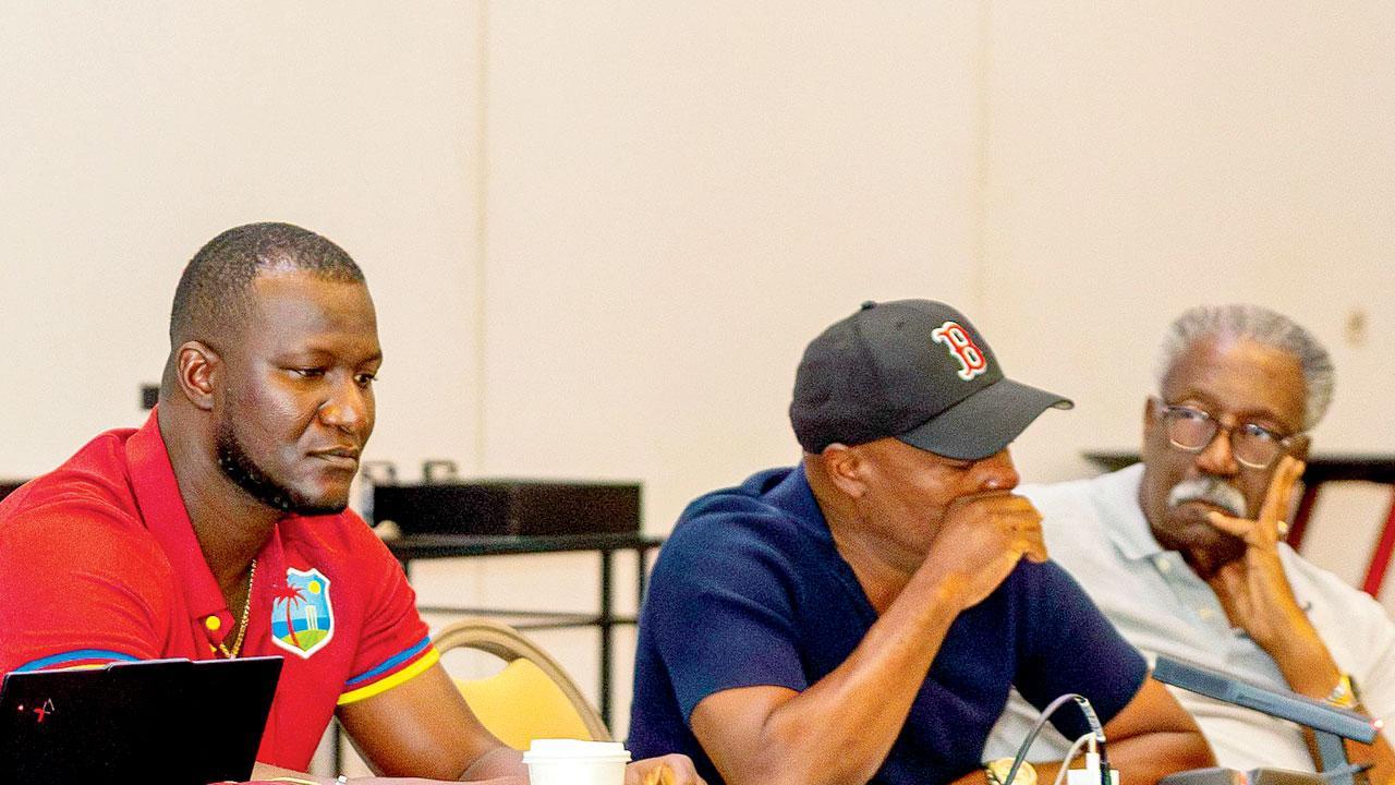 હેડ કોચ ડૅરેન સૅમી સહિત ભૂતપૂર્વ ક્રિકેટર્સ ક્લાઇવ લૉઇડ, બ્રાયન લારા અને અધિકારીઓ મીટિંગમાં હાજર રહ્યા હતા.