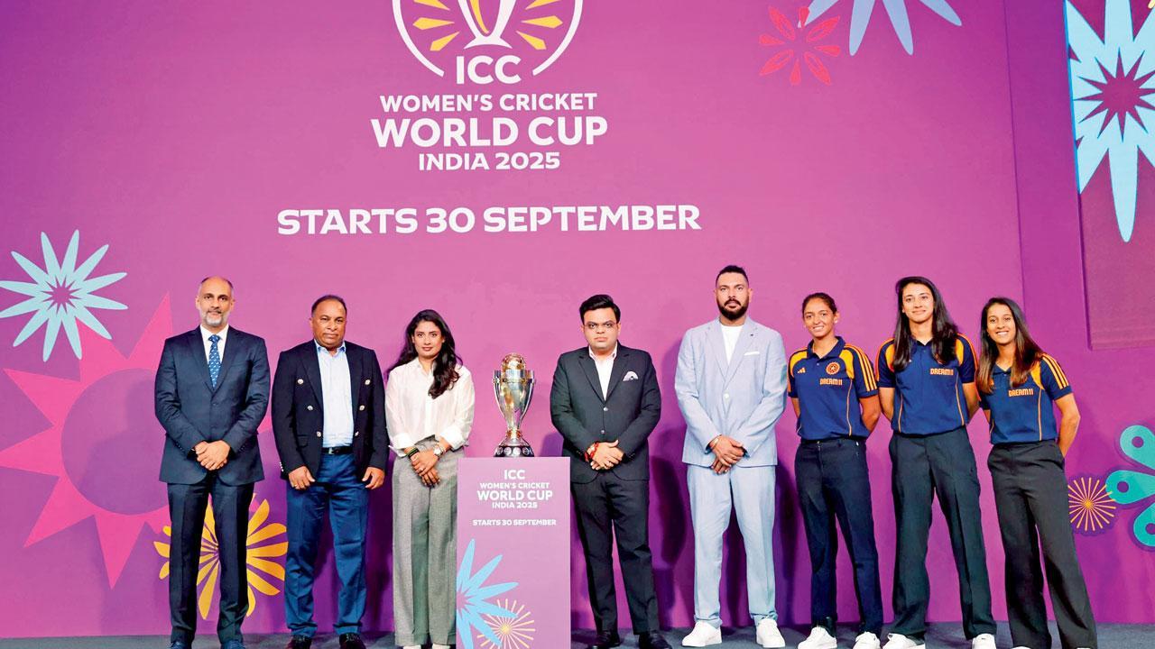 વિમેન્સ વર્લ્ડ કપની ટ્રોફી સાથે (ડાબેથી) ICCના CEO સંજોગ ગુપ્તા, BCCI સચિવ દેવજિત સૈકિયા, ભૂતપૂર્વ ભારતીય કૅપ્ટન મિતાલી રાજ, ICC ચૅરમૅન જય શાહ, ભૂતપૂર્વ ઑલરાઉન્ડર યુવરાજ સિંહ, ભારતીય કૅપ્ટન હરમનપ્રીત કૌર, વાઇસ કૅપ્ટન સ્મૃતિ માન્ધના અને સ્ટાર બૅટર જેમિમા રૉડ્રિગ્સ. 