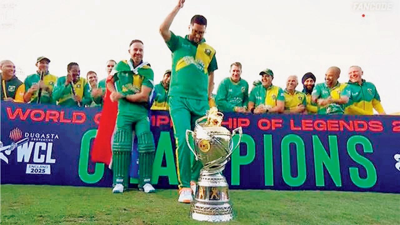 સાઉથ આફ્રિકા ચૅમ્પિયન્સના પ્લેયર્સે ટ્રોફી જીત્યા બાદ ટ્રેન્ડિંગ ઓરા ફાર્મિંગ ડાન્સ કર્યો હતો.