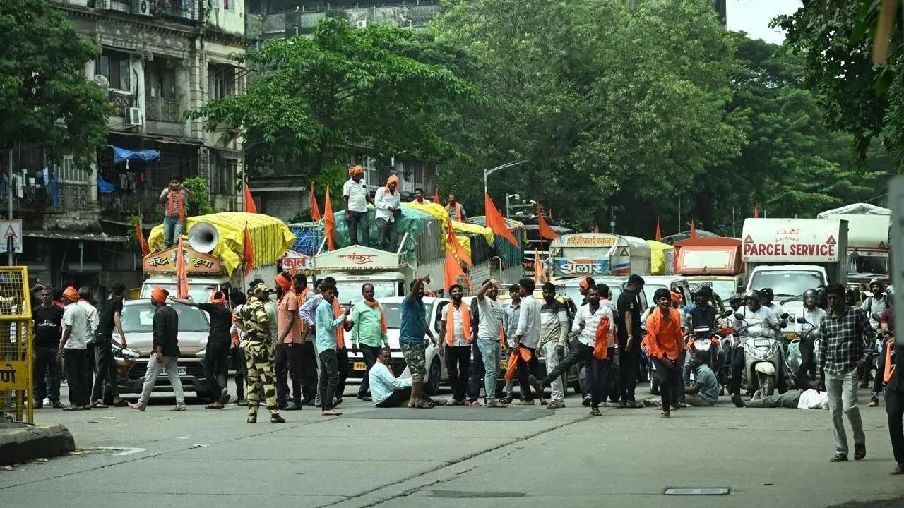મુંબઈ: મરાઠા ક્વોટા સમર્થકોએ કર્યો ટ્રાફિક જામ, બીજા દિવસે વિરોધ વધુ તીવ્ર બન્યો