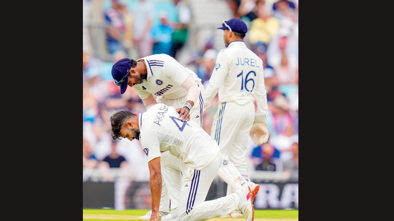 મેદાન પર ઇન્જરીને કારણે બેસી પડેલા આકાશ દીપને સાંત્વન આપી રહેલો સાઈ સુદર્શન.