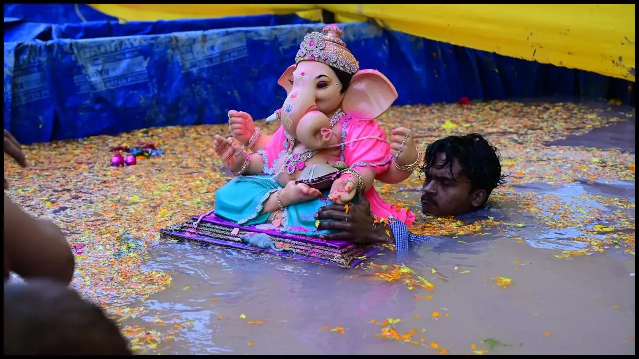 કાંદિવલી ગામના તળાવ અને બીએમસી દ્વારા બનાવેલા કૃત્રિમ તળાવમાં પાંચ દિવસીય ગણપતિ વિસર્જન થયું (તસવીર: નિમેશ દવે)