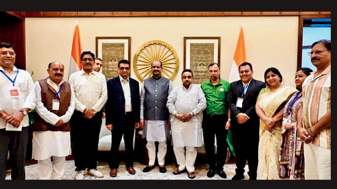 લોકસભાના અધ્યક્ષ ઓમ બિરલા સાથે સંસદભવનમાં CAITના વેપારીઓ અને આગેવાનો.