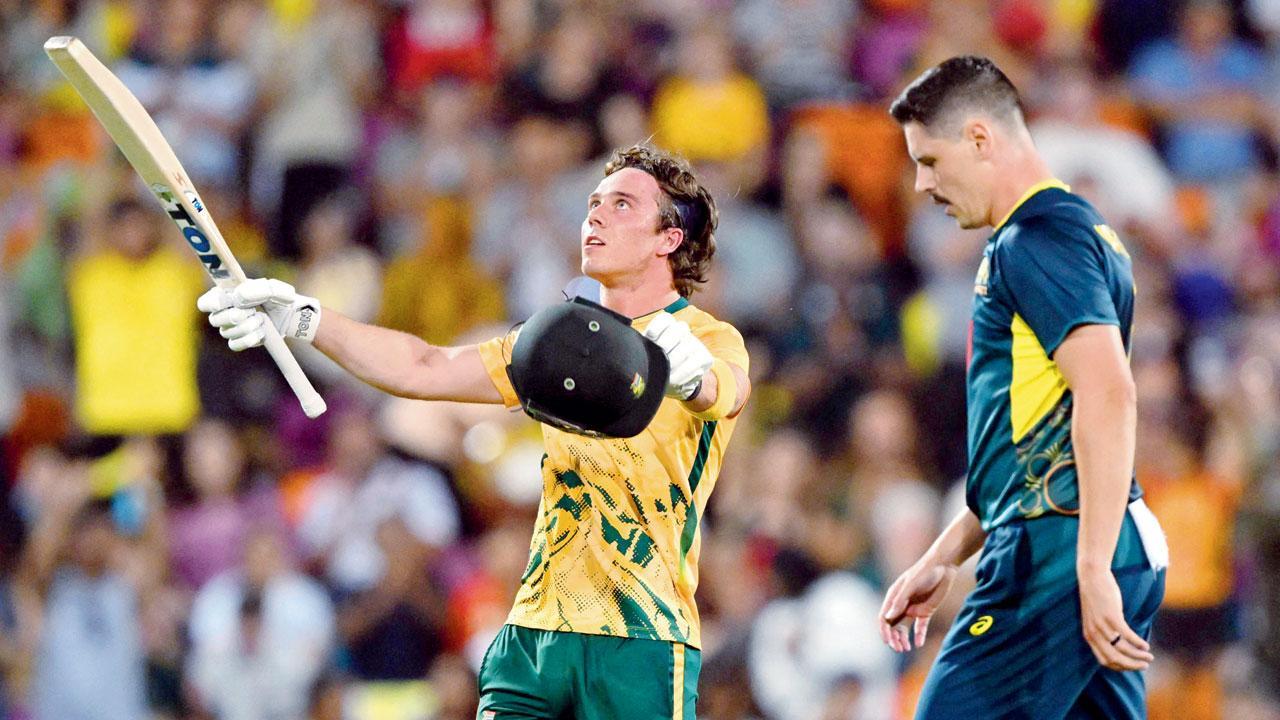 ૪૧ બૉલમાં ૧૦૦ રન ફટકારીને પોતાની પહેલી ઇન્ટરનૅશનલ સદીની ઉજવણી કરી ડેવાલ્ડ બ્રેવિસે.