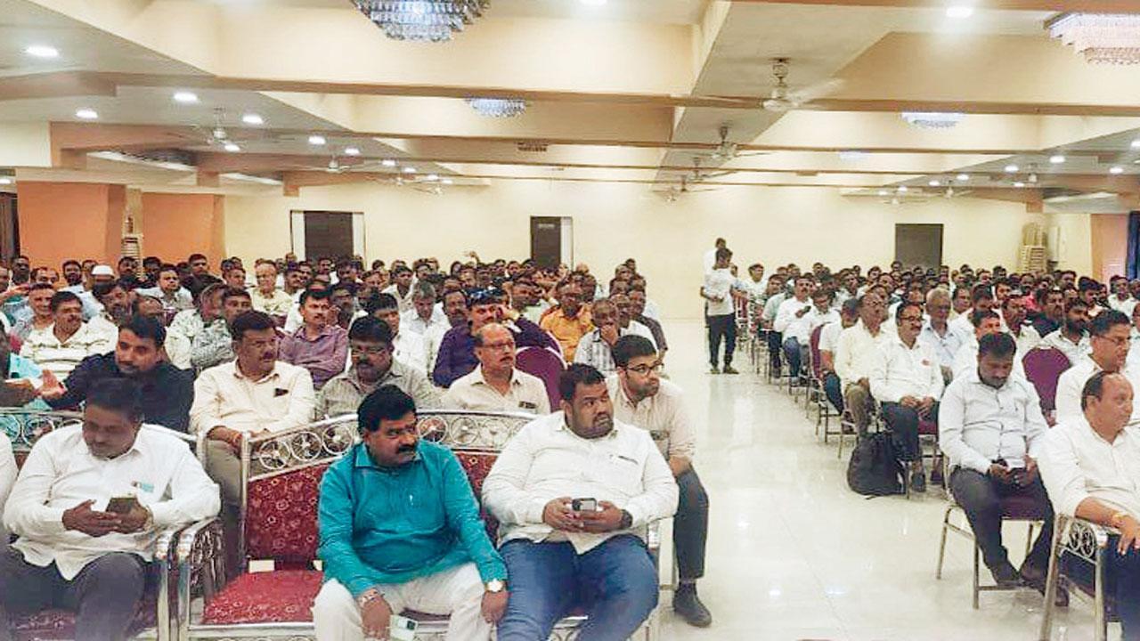 ઈ-ચલાન રદ કરવા માટે ઑલ મહારાષ્ટ્ર વ્હીકલ ઓનર્સ અસોસિએશનની ઉચ્ચ સ્તરીય બેઠકમાં ૫૦૦થી વધુ  વ્હીકલ-ઓનર્સ જોડાયા હતા.