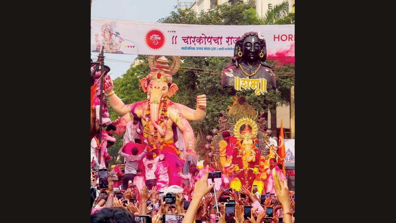 ગઈ કાલે સાંજે ચારકોપચા રાજા અને કાર્ટર રોડચા રાજાની ચારકોપ સિગ્નલ પર સાથે મહાઆરતી થઈ હતી.