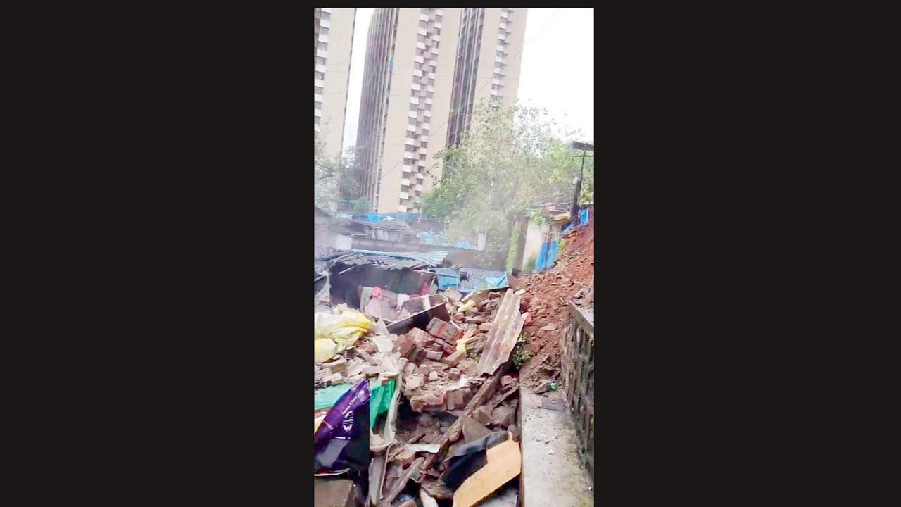 ચેમ્બુરમાં એક વસાહતની સંરક્ષણ દીવાલ પત્તાંના મહેલની જેમ ધસી પડી