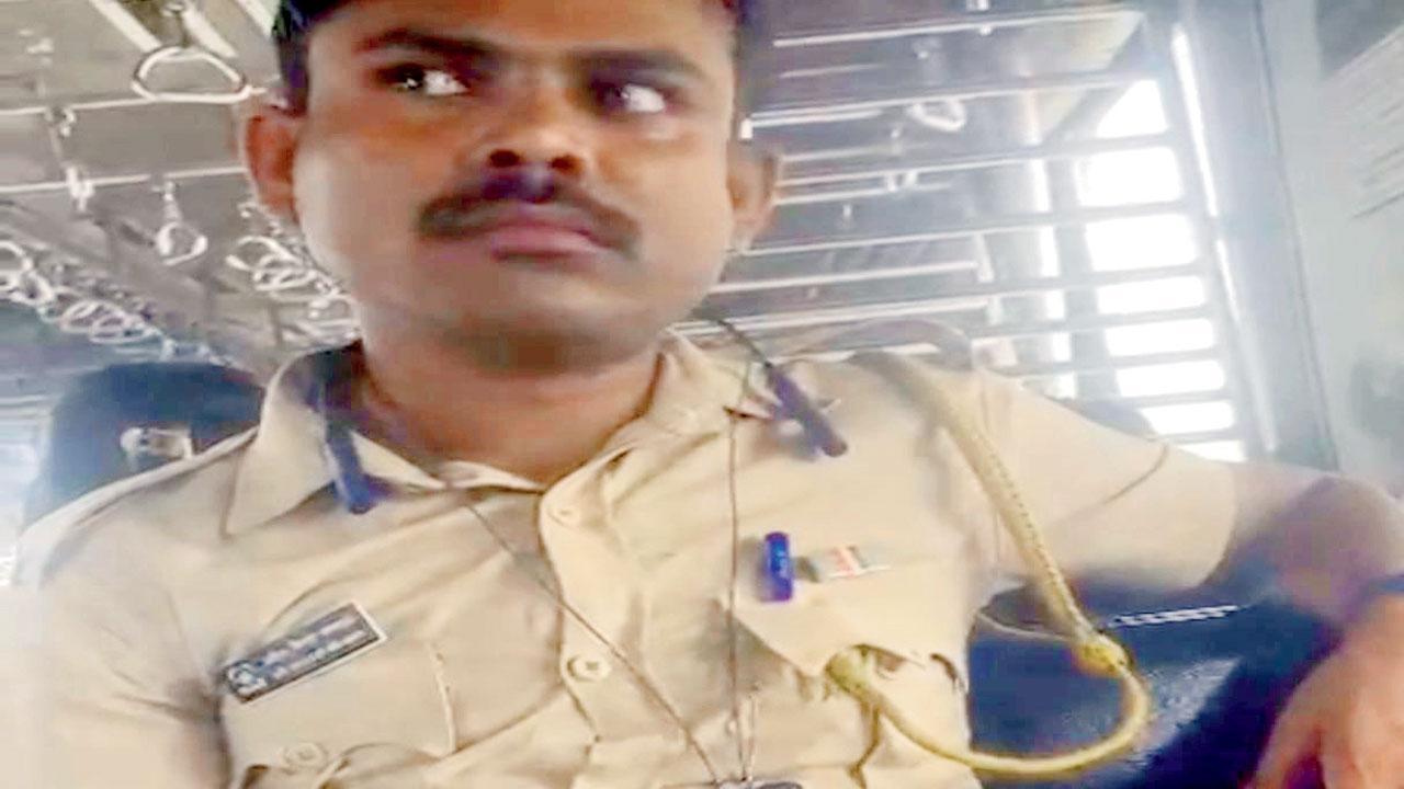 ટ્રેનમાં લેડીઝ ડબ્બામાં નશાની હાલતમાં ચડેલા પોલીસ-કૉન્સ્ટેબલે મહિલા મુસાફરો સાથે ગેરવર્તન આચર્યું હતું એને પગલે તેની ધરપકડ કરવામાં આવી