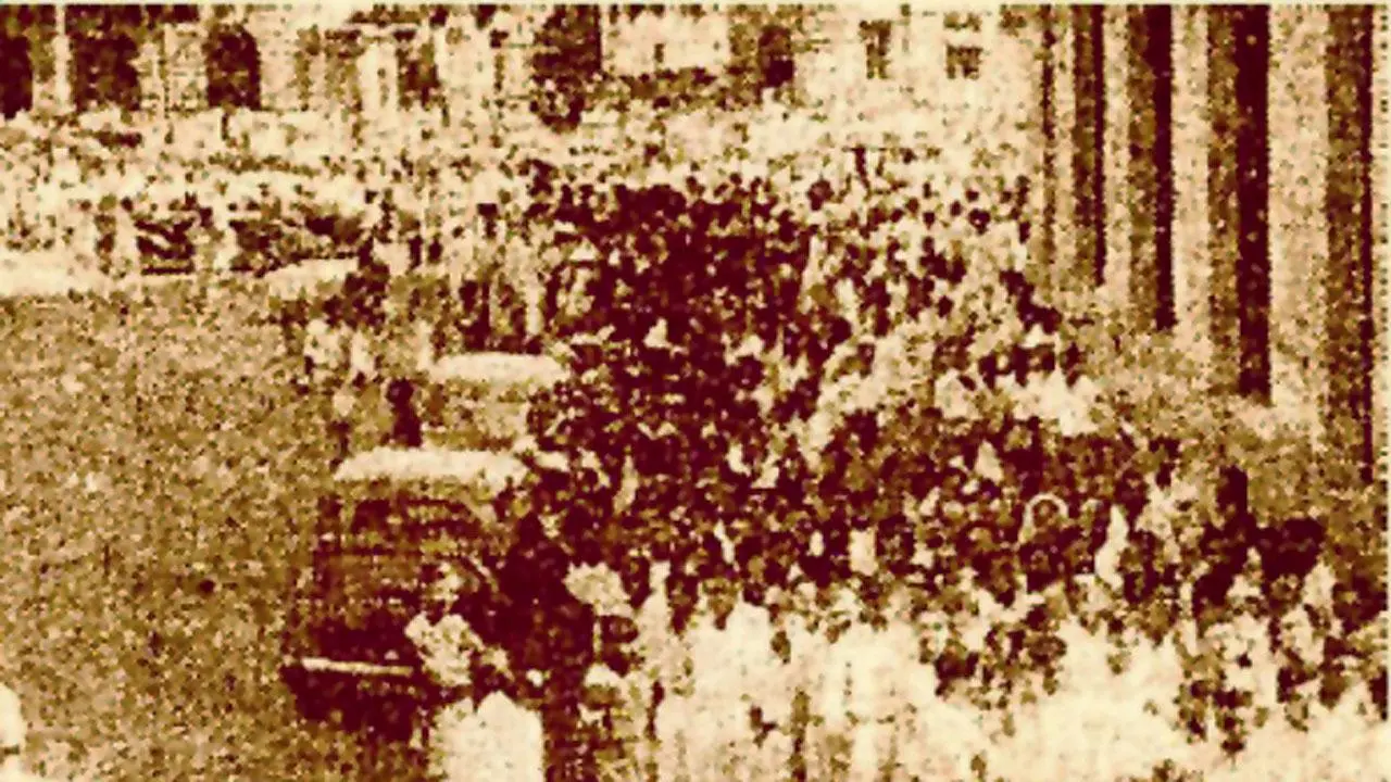 અદાલતની બહાર લોકોનાં ટોળાં
