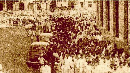 અદાલતની બહાર લોકોનાં ટોળાં