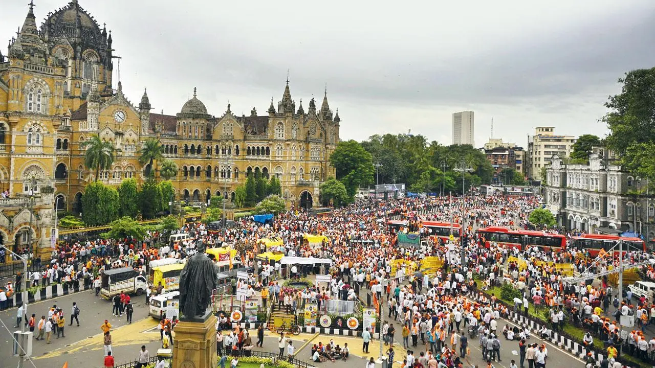 ગઈ કાલે છત્રપતિ શિવાજી મહારાજ ટર્મિનસની બહાર મરાઠા આંદોલનકારીઓ. તસવીરો : આશિષ રાજે.