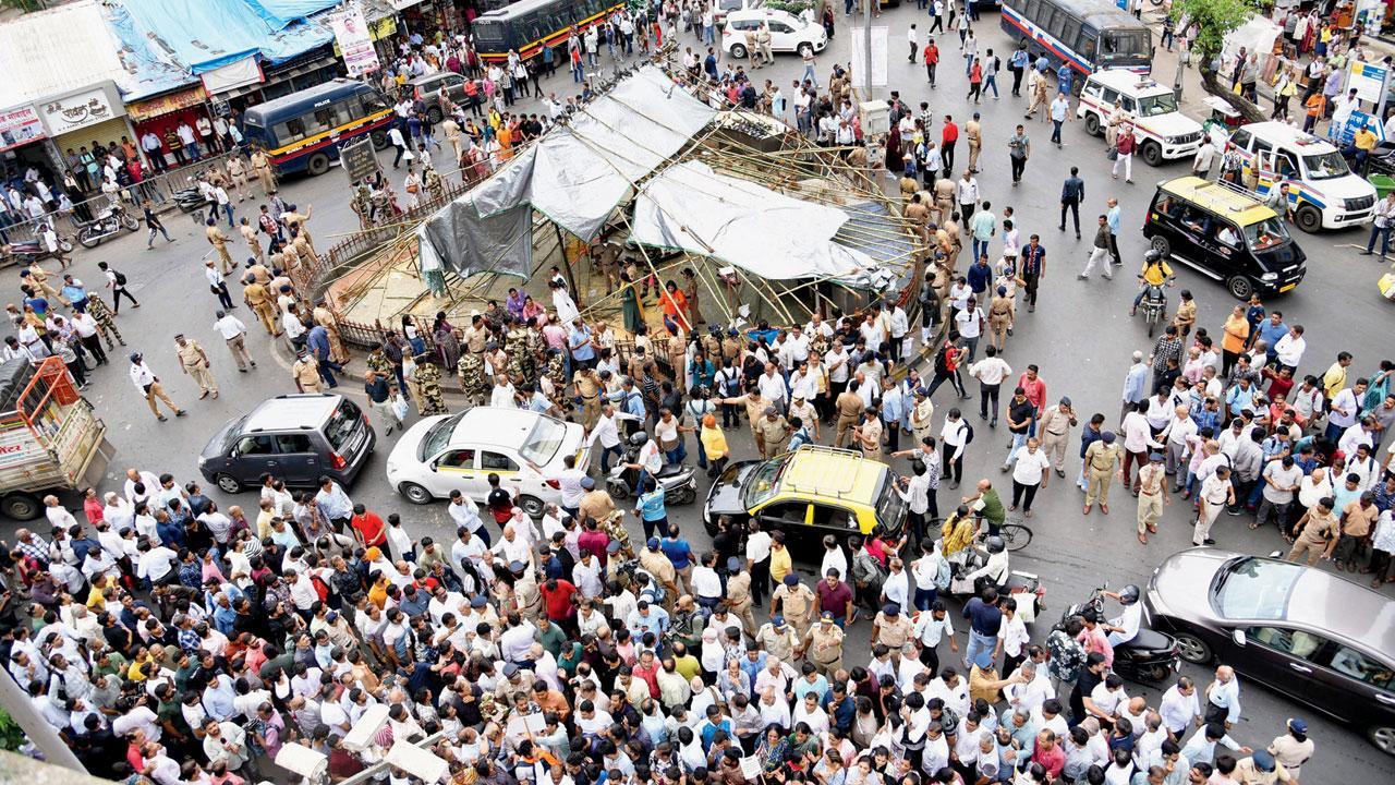 ગઈ કાલે ઉશ્કેરાયેલા જીવદયાપ્રેમીઓએ દાદરના કબૂતરખાના પર બાંધવામાં આવેલી તાડપત્રી ફાડી-કાઢી નાખી હતી. તસવીર : સૈયદ સમીર અબેદી