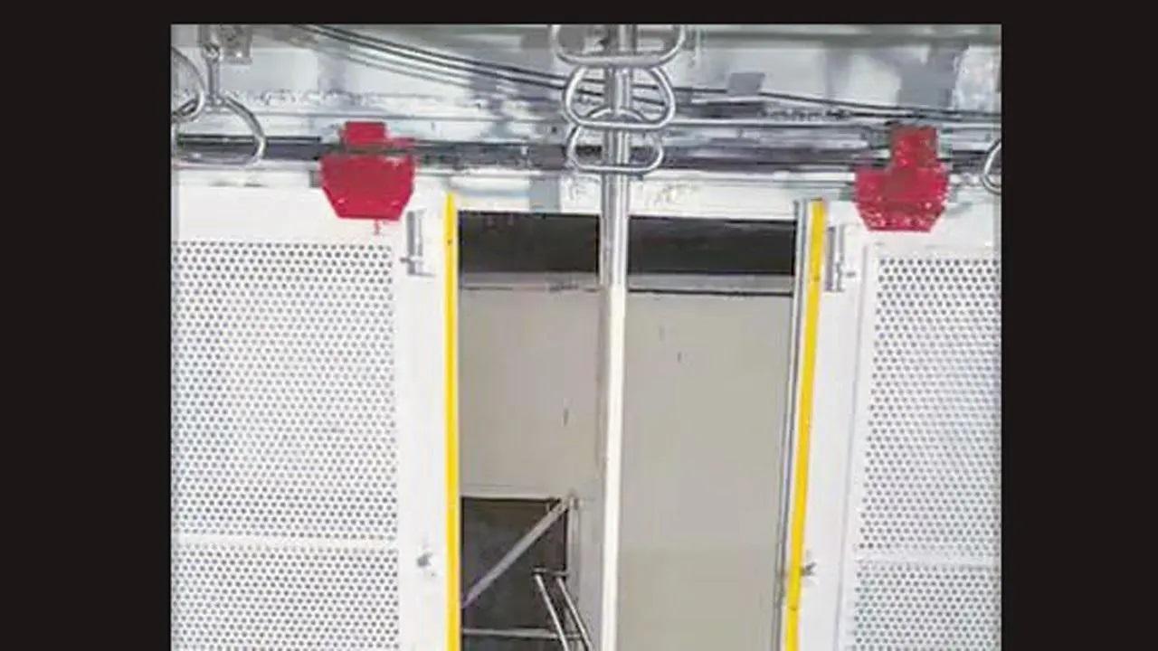 બંધ દરાવાજાવાળી મુંબઈ લોકલનો ડબ્બો (ફાઈલ તસવીર)