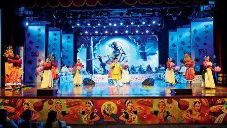 ફાલ્ગુની પાઠક (તસવીરો : શાદાબ ખાન અને અતુલ કાંબળે)